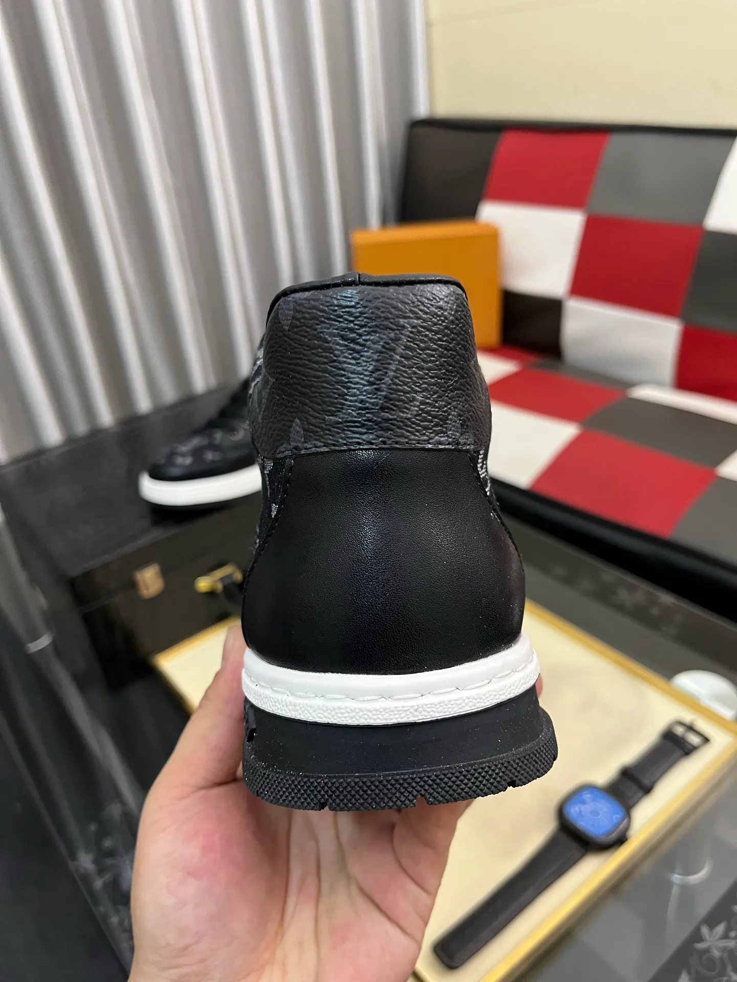 Men's shoes 💰420⌚️⌚️《Louis vuitton/LV Louis Vuitton》original quality.~ Unique modern style sneakers. 🏃A must-have casual shoe for trendy men😍😍 Original brand imported from Italy, imported original leather, cowhide lining (refuses to discolor and grind feet) sole: original sole provided by the original factory, French lazy style design ⚠️Fit to the feet, original quality, super comfortable original sole. Code number: 38-442️⃣Colors available